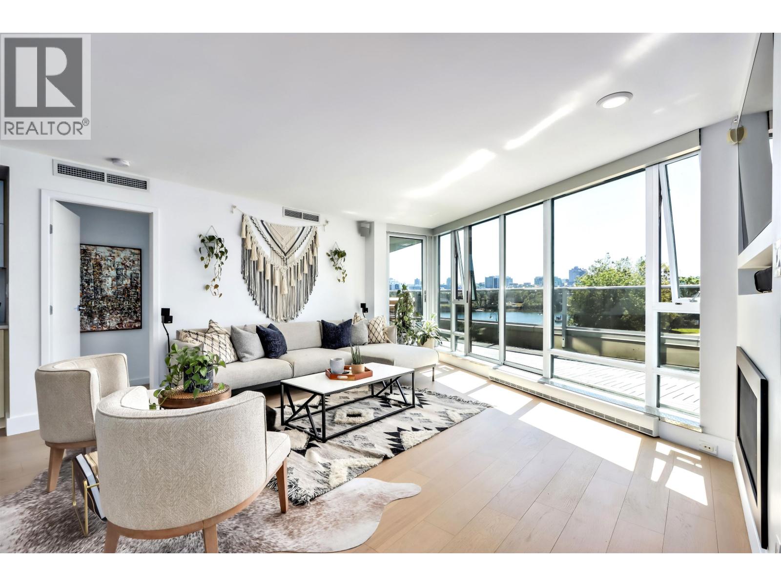 303 8 Smithe Mews, Vancouver, British Columbia  V6B 0A5 - Photo 3 - R3038291