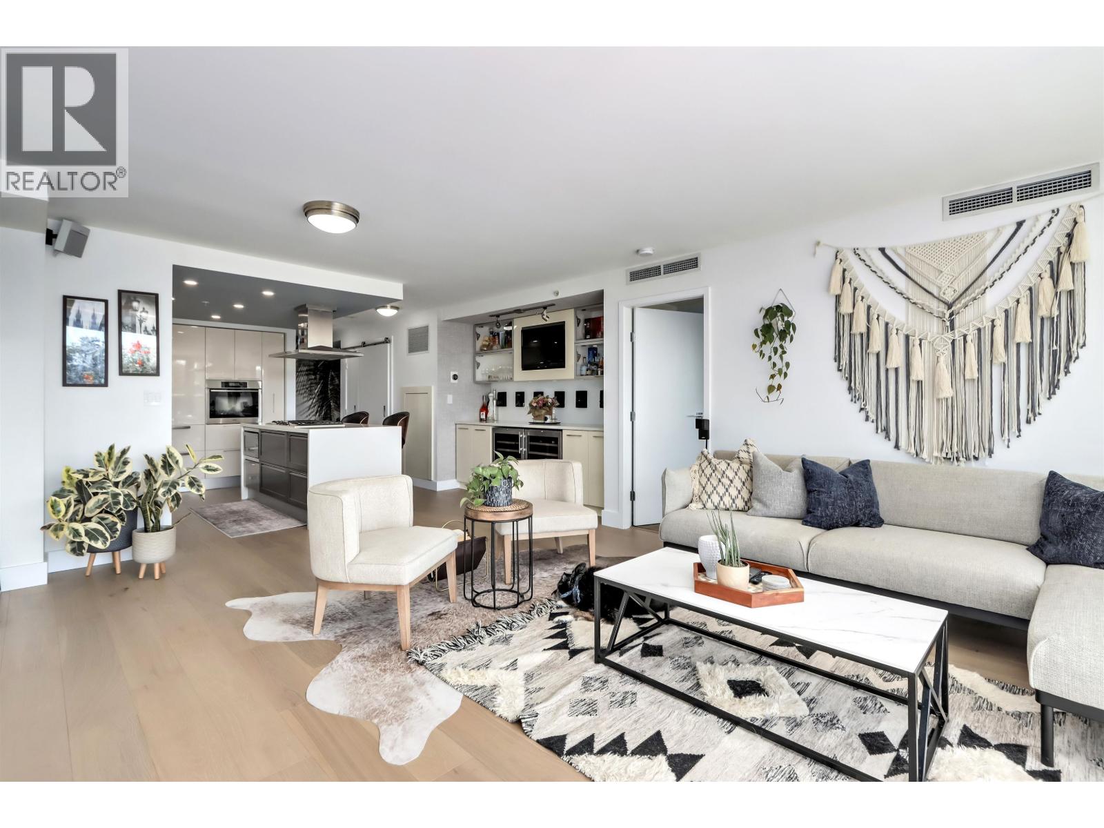 303 8 Smithe Mews, Vancouver, British Columbia  V6B 0A5 - Photo 4 - R3038291