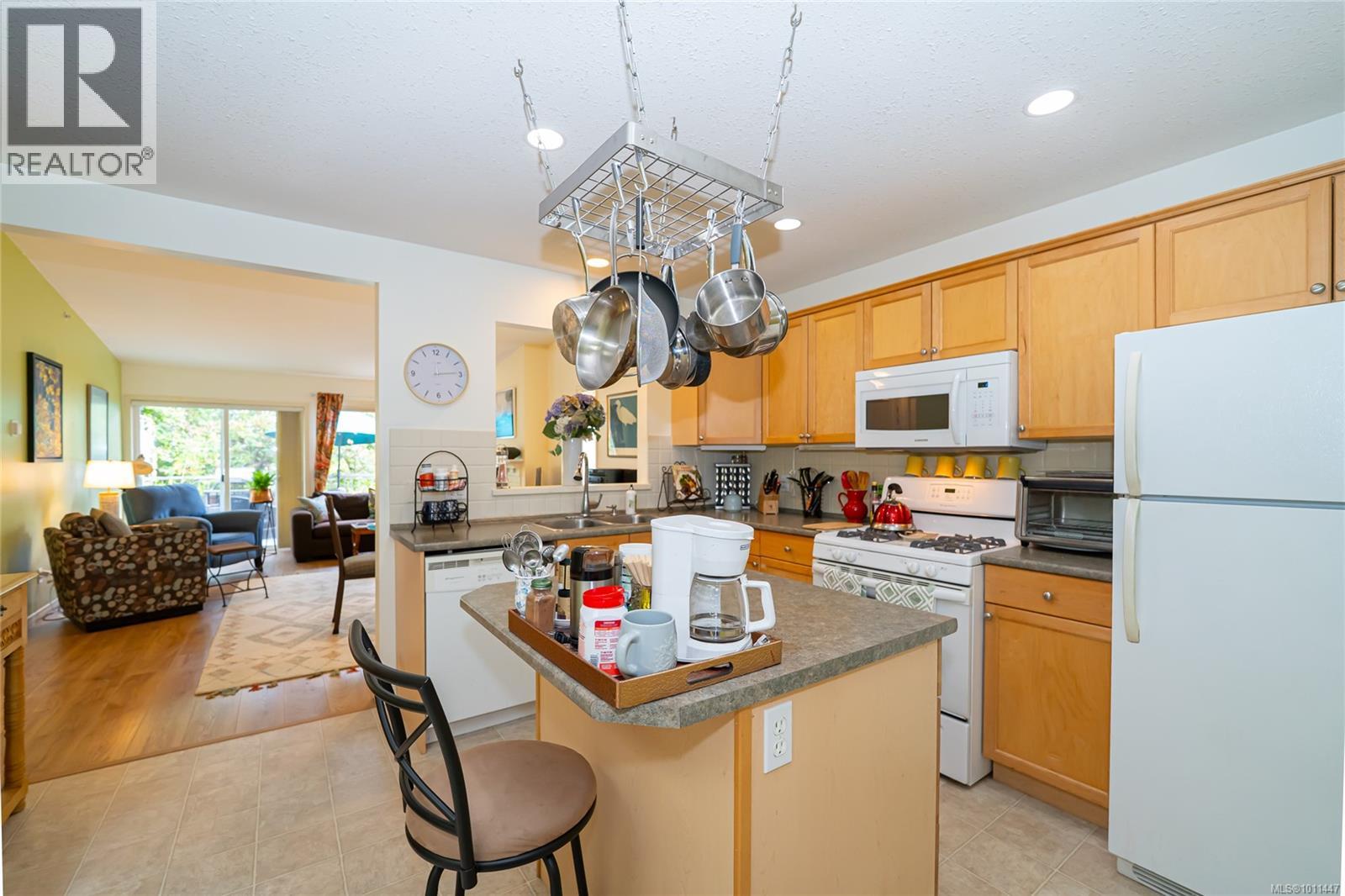 Property at 17 332 Belaire St image 2