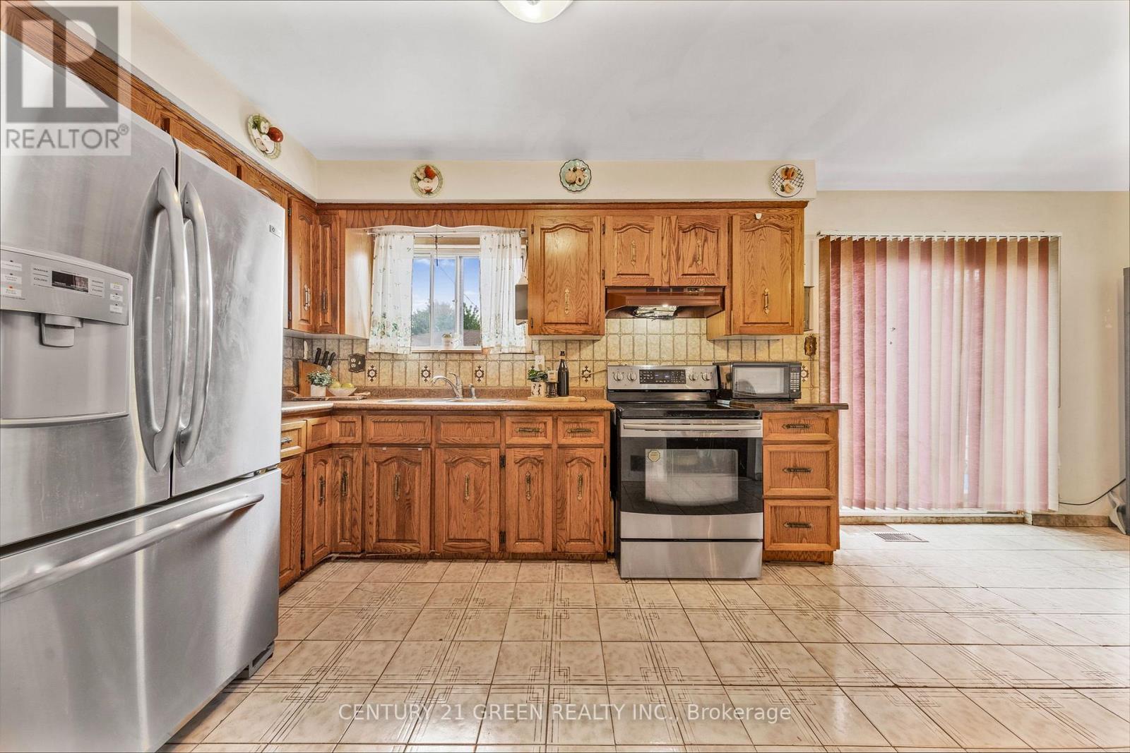 37 Rubydale Gardens, Toronto (Humber Summit), Ontario  M9L 1B8 - Photo 13 - W12351600