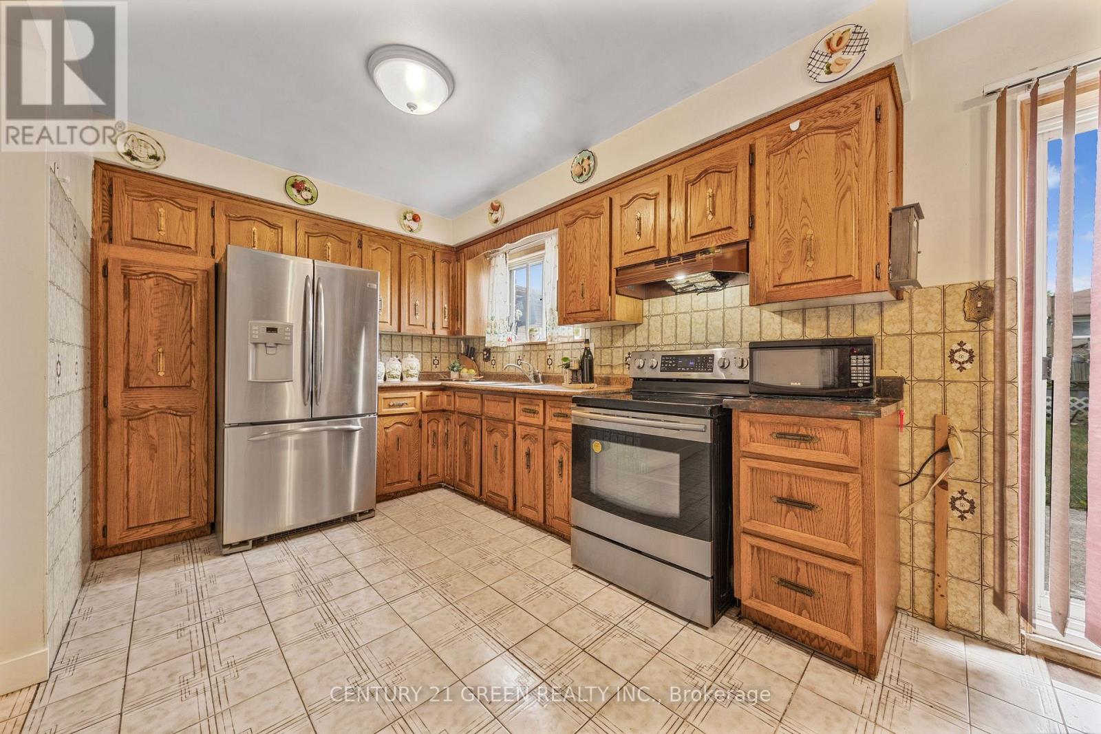 37 Rubydale Gardens, Toronto (Humber Summit), Ontario  M9L 1B8 - Photo 14 - W12351600