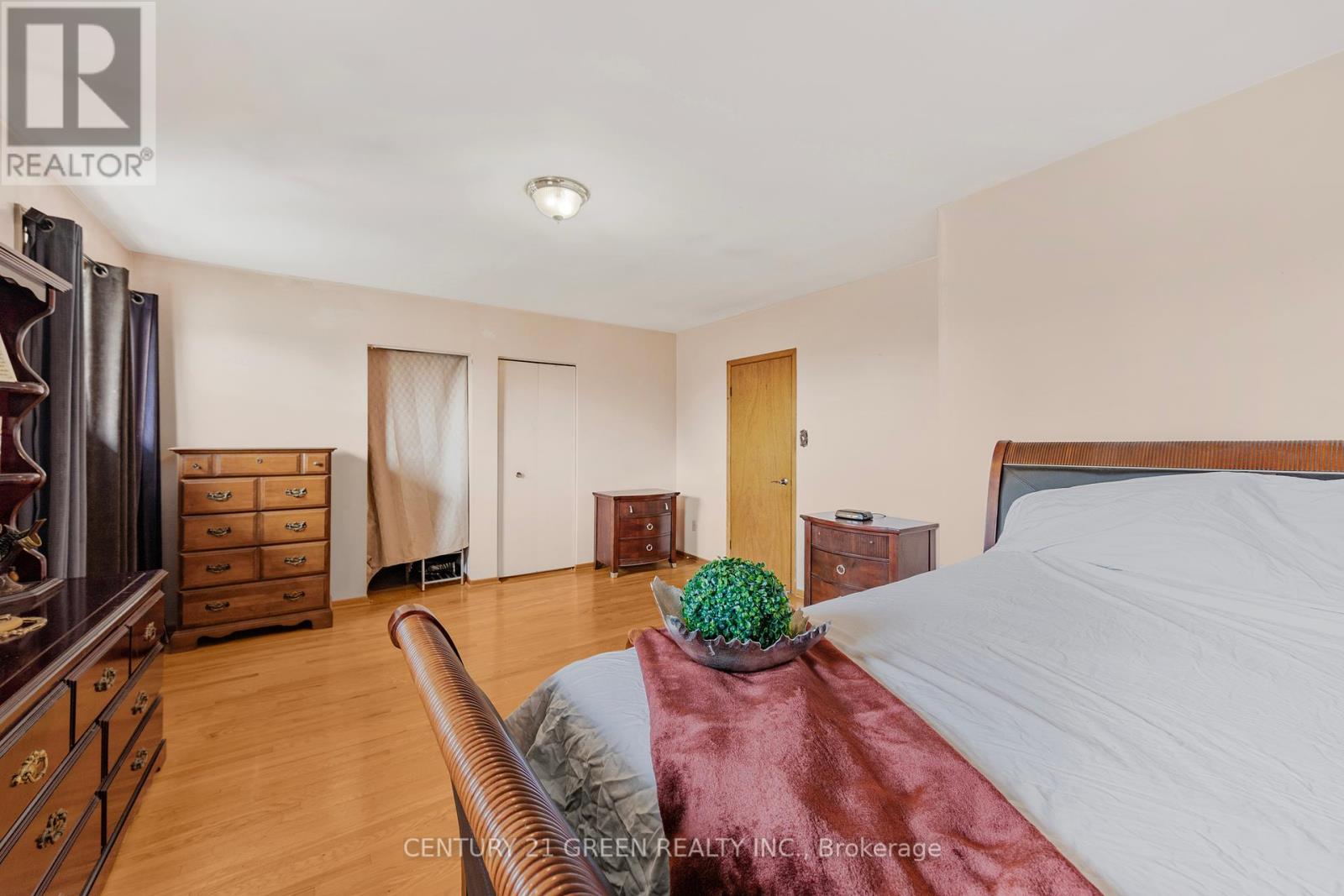 37 Rubydale Gardens, Toronto (Humber Summit), Ontario  M9L 1B8 - Photo 24 - W12351600