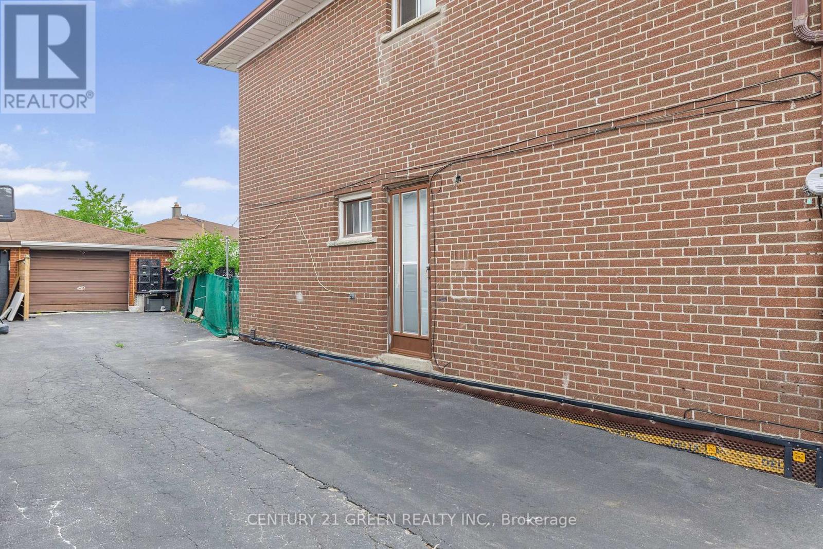 37 Rubydale Gardens, Toronto (Humber Summit), Ontario  M9L 1B8 - Photo 31 - W12351600