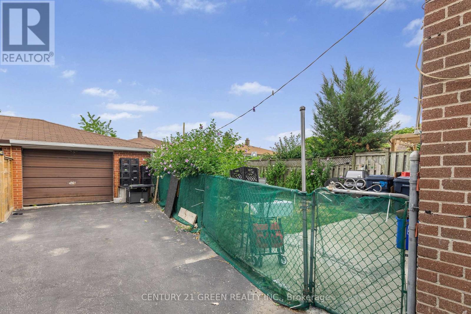 37 Rubydale Gardens, Toronto (Humber Summit), Ontario  M9L 1B8 - Photo 32 - W12351600