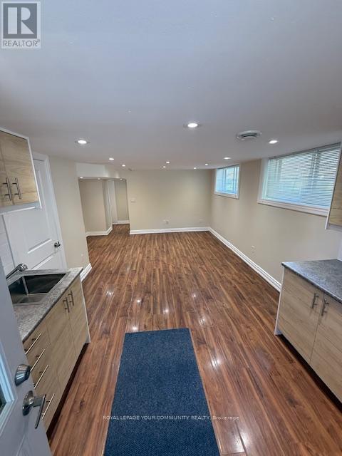 10 Fallingdale Crescent, Toronto, Ontario  M3J 1C3 - Photo 4 - W12351608