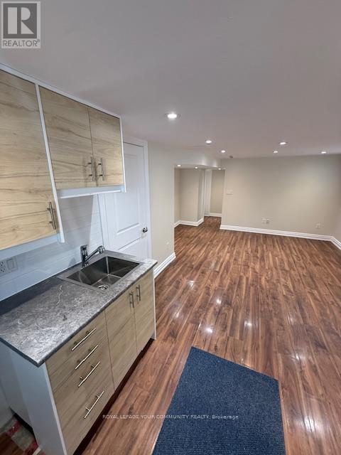10 Fallingdale Crescent, Toronto, Ontario  M3J 1C3 - Photo 7 - W12351608