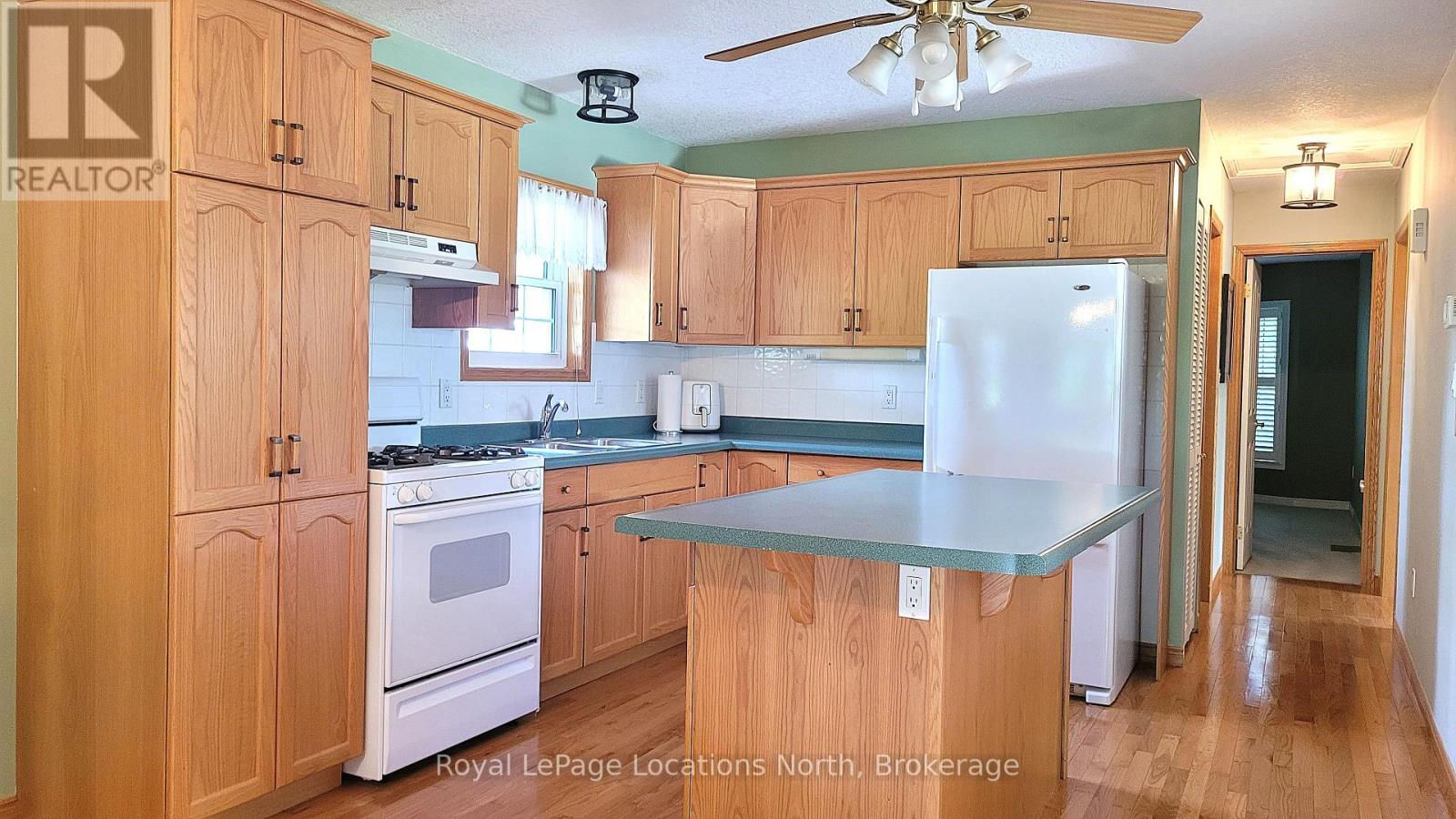 34 Topaz Street, Wasaga Beach, Ontario  L9Z 1X7 - Photo 10 - S12250880