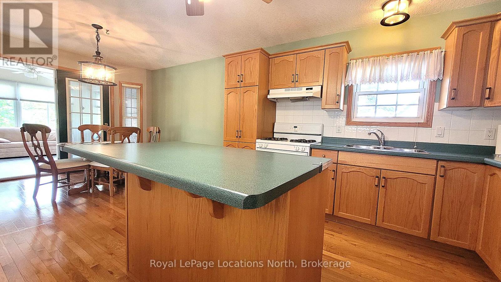 34 Topaz Street, Wasaga Beach, Ontario  L9Z 1X7 - Photo 11 - S12250880