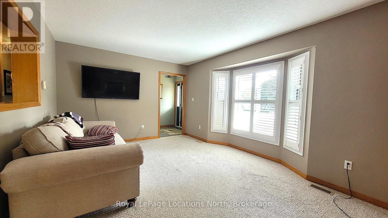 34 Topaz Street, Wasaga Beach, Ontario  L9Z 1X7 - Photo 5 - S12250880