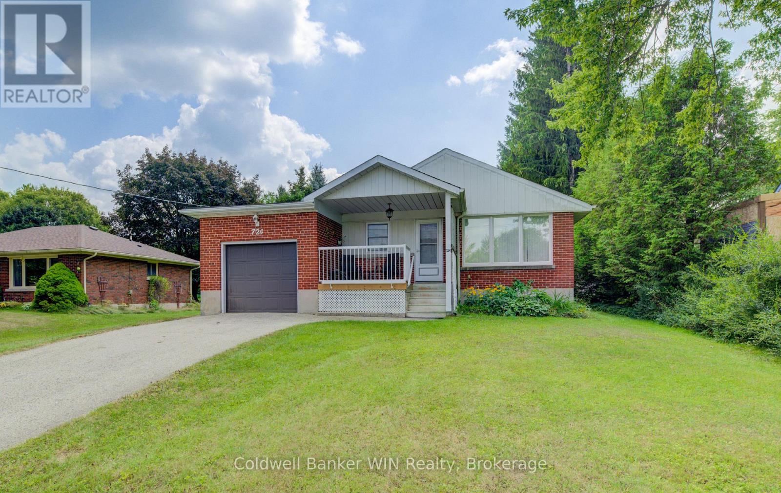 724 Waterloo Street, Wellington North, Ontario N0G 2L3 - Photo 1 - X12351760