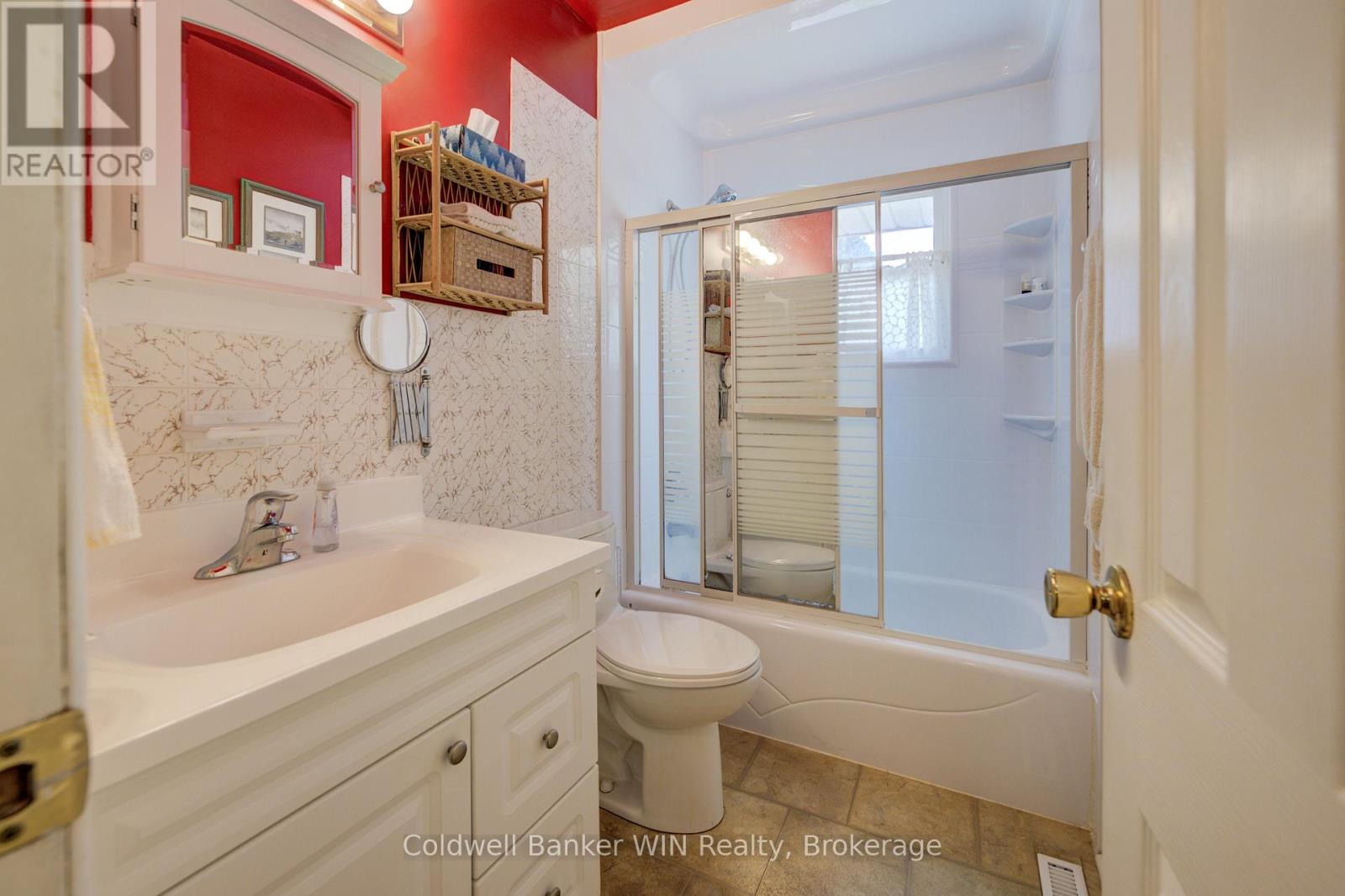 724 Waterloo Street, Wellington North, Ontario N0G 2L3 - Photo 18 - X12351760