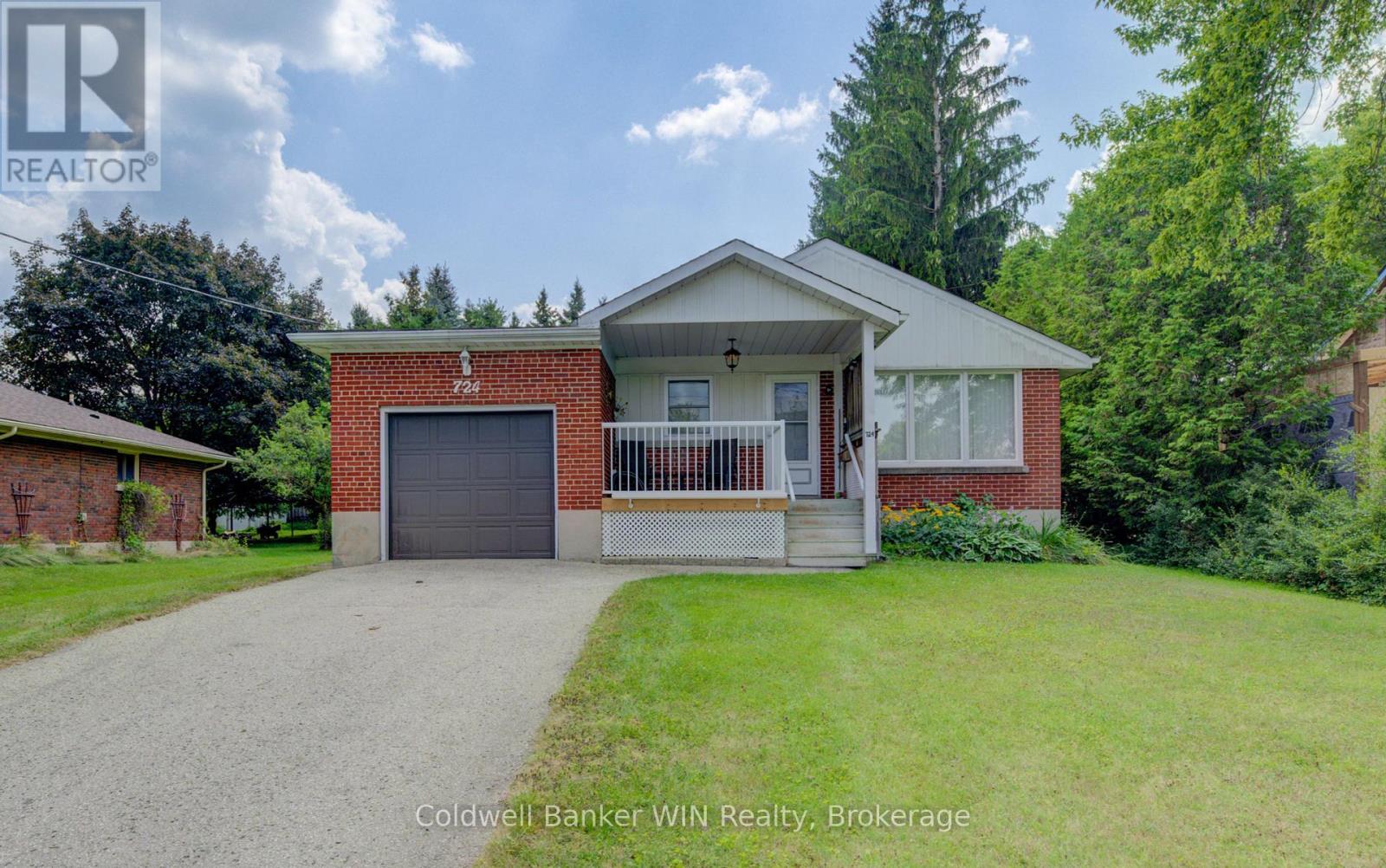 724 Waterloo Street, Wellington North, Ontario N0G 2L3 - Photo 2 - X12351760