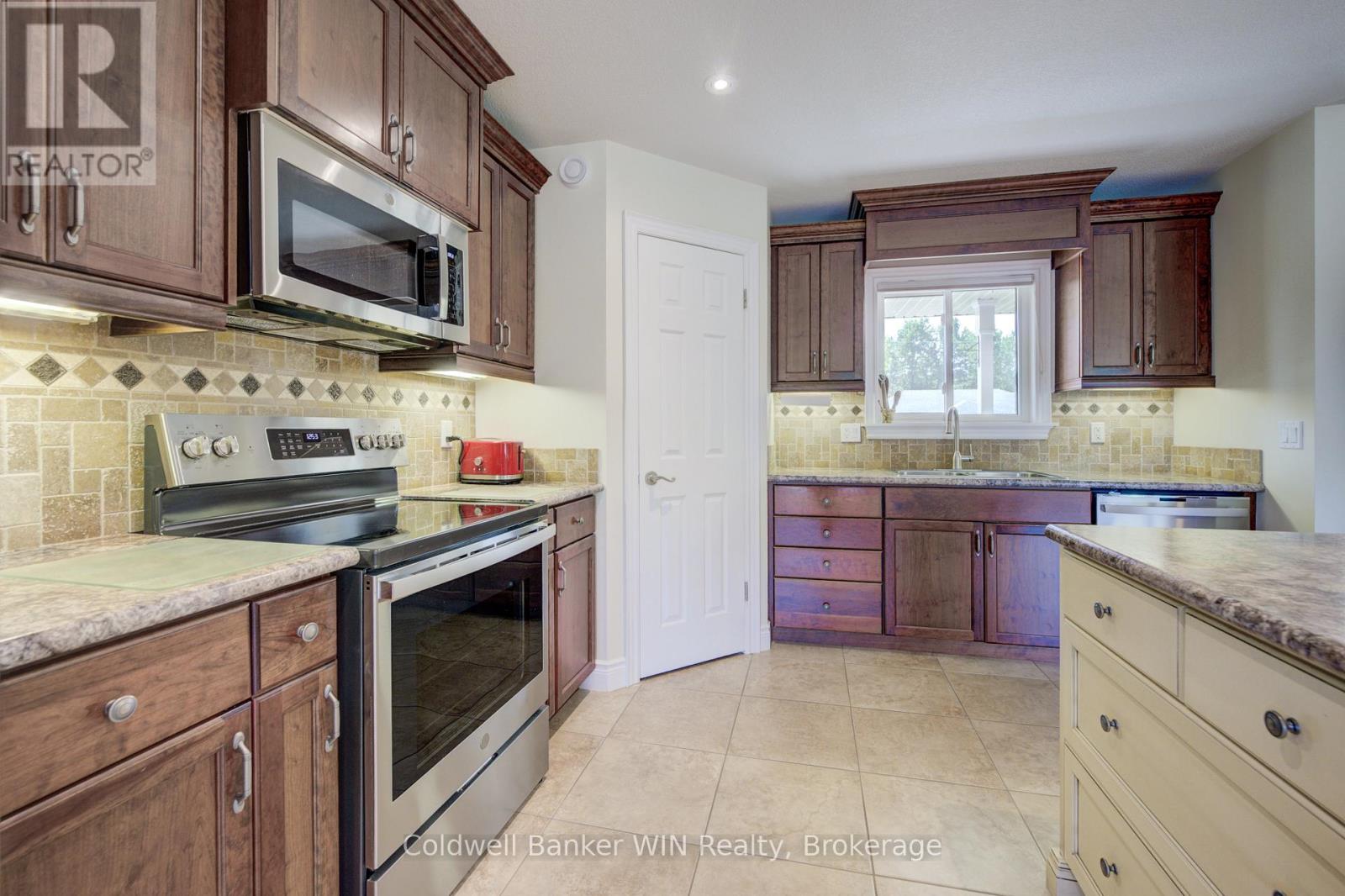 22 Regency Drive, Minto, Ontario  N0G 1M0 - Photo 8 - X12351764