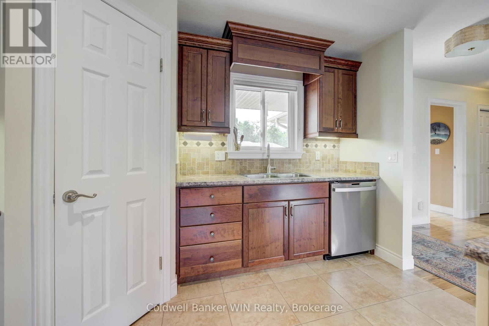 22 Regency Drive, Minto, Ontario  N0G 1M0 - Photo 9 - X12351764