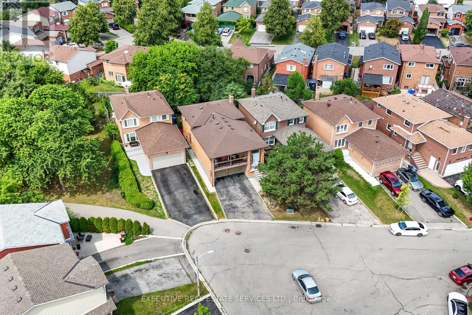 14 Albemarle Court, Brampton, Ontario  L6Z 1R4 - Photo 4 - W12351739