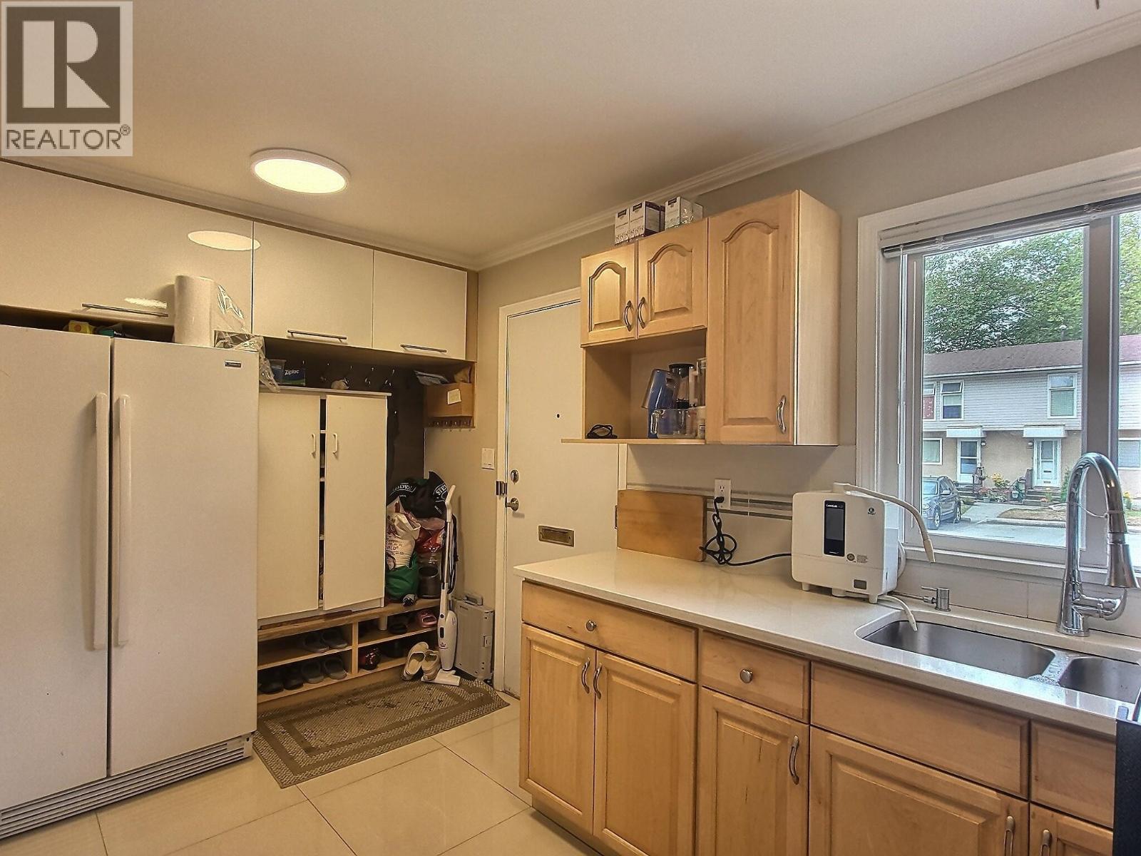 6878 Arlington Street, Vancouver, British Columbia  V5S 3N9 - Photo 3 - R3038235