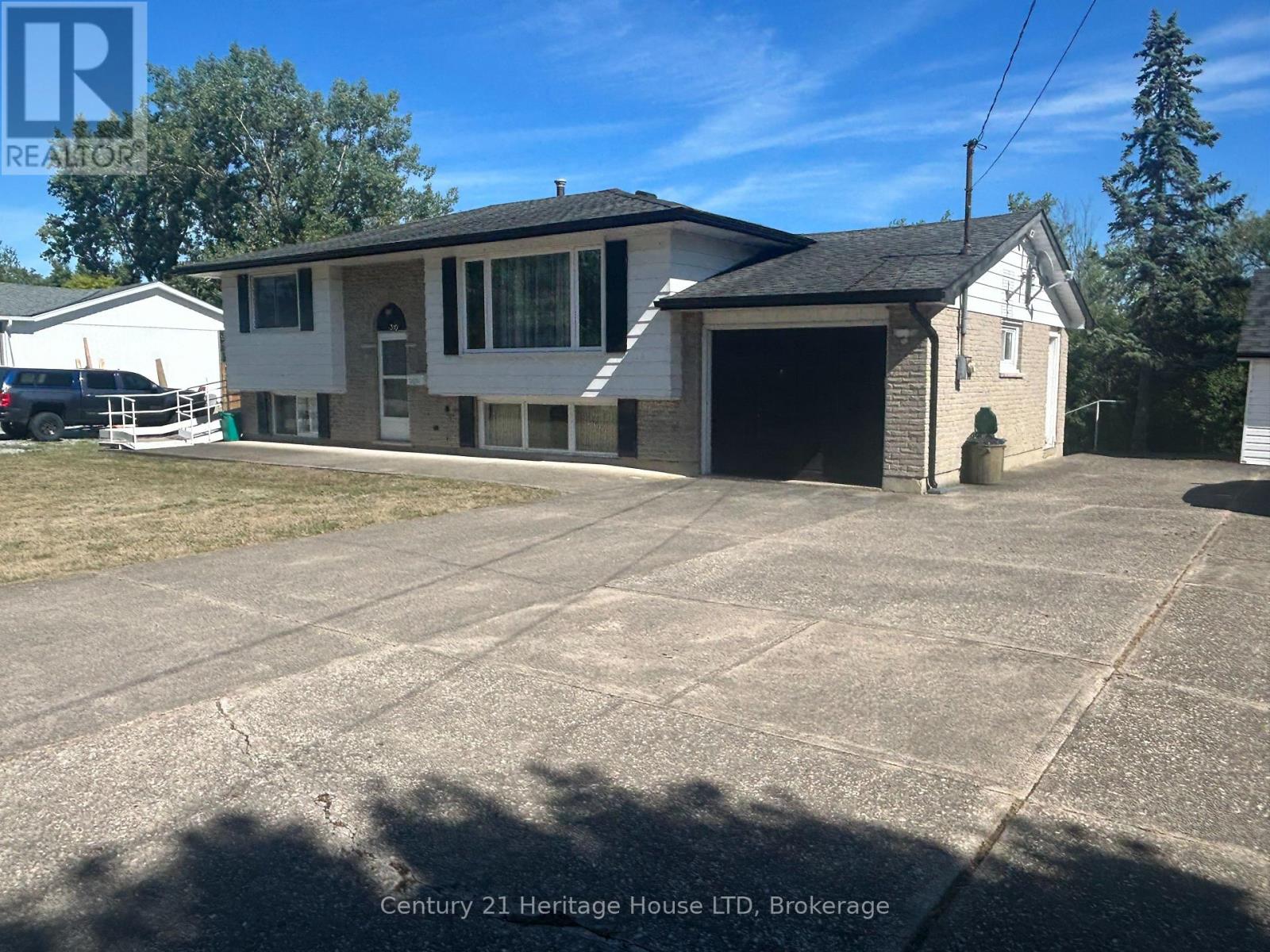 310 Albany Street, Fort Erie, Ontario  L2A 1L9 - Photo 4 - X12336391