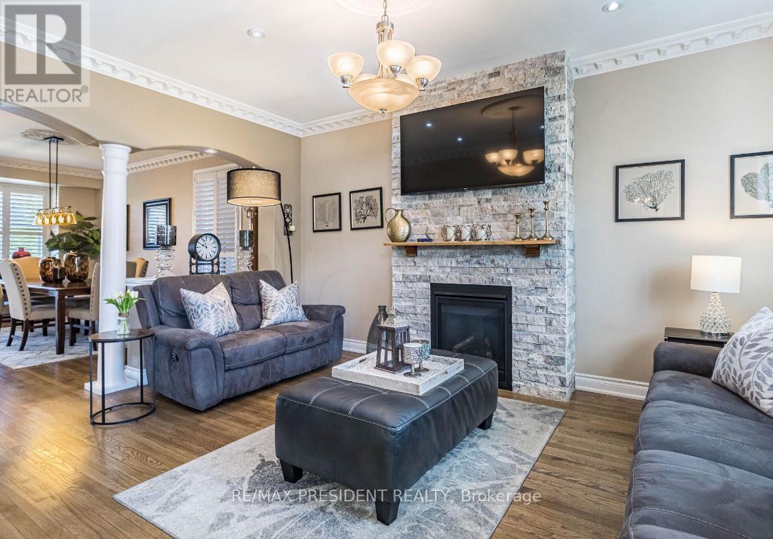 203 Brisdale Drive, Brampton, Ontario  L7A 2T2 - Photo 4 - W12351792