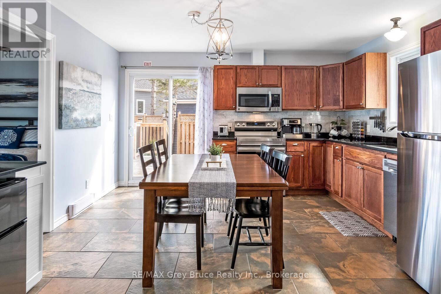 137 Maple Drive, Northern Bruce Peninsula, Ontario N0H 1Z0 - Photo 10 - X12351853