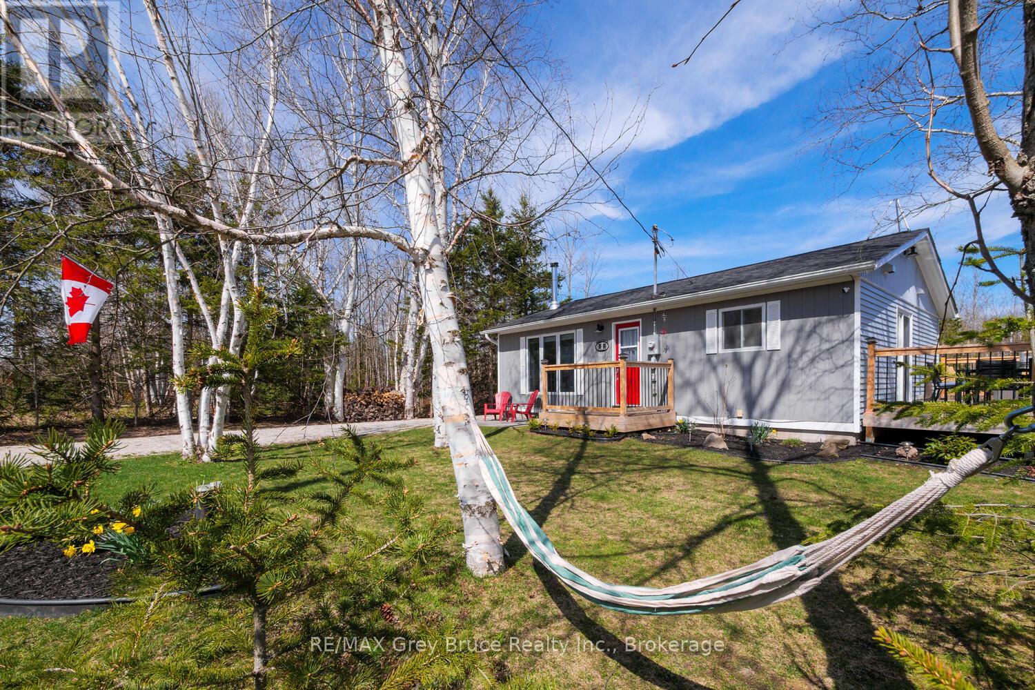 137 Maple Drive, Northern Bruce Peninsula, Ontario N0H 1Z0 - Photo 2 - X12351853