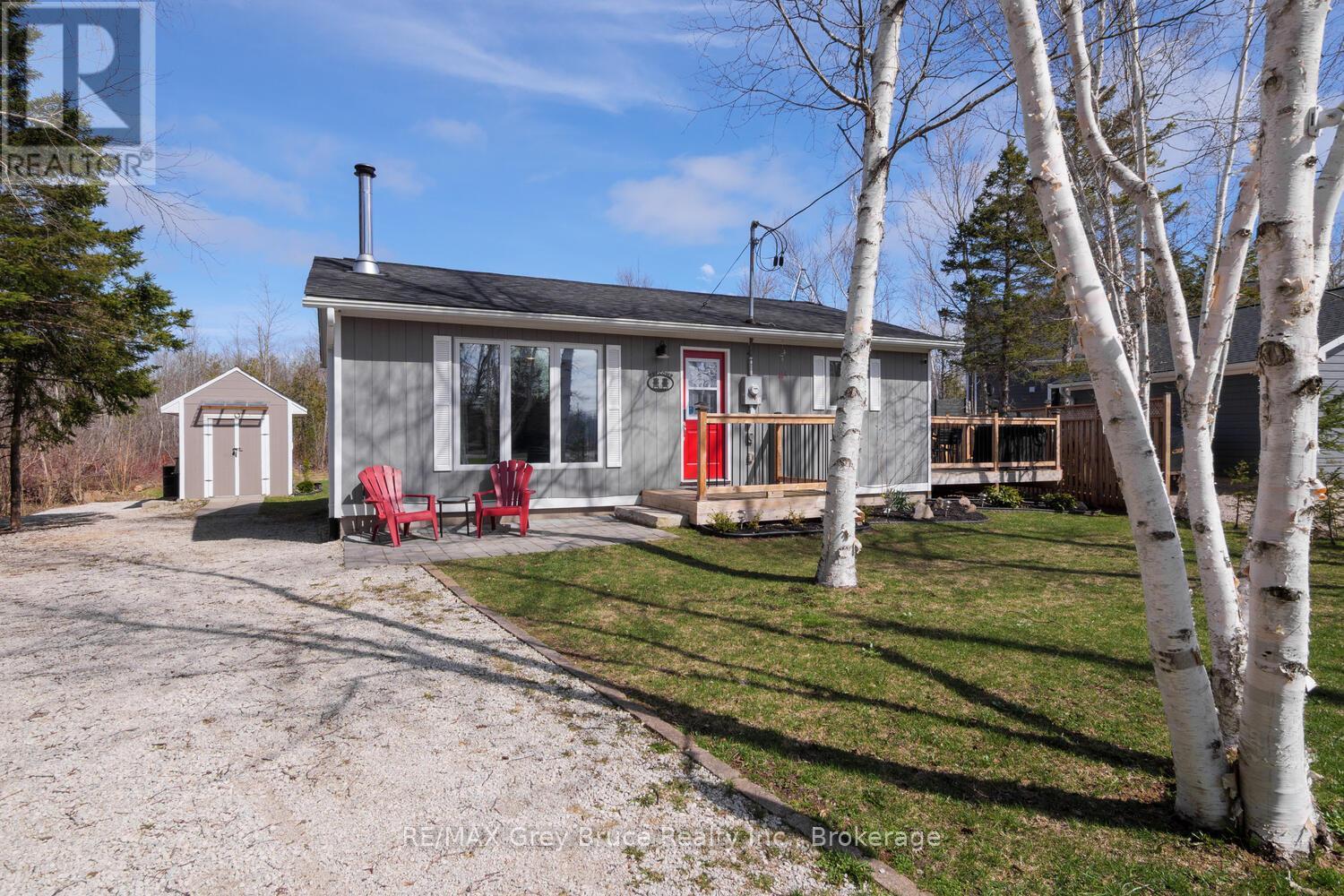 137 Maple Drive, Northern Bruce Peninsula, Ontario N0H 1Z0 - Photo 3 - X12351853