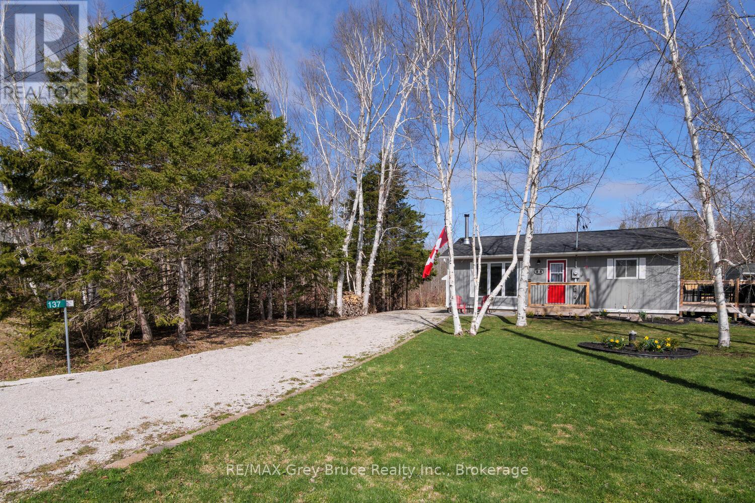 137 Maple Drive, Northern Bruce Peninsula, Ontario N0H 1Z0 - Photo 4 - X12351853