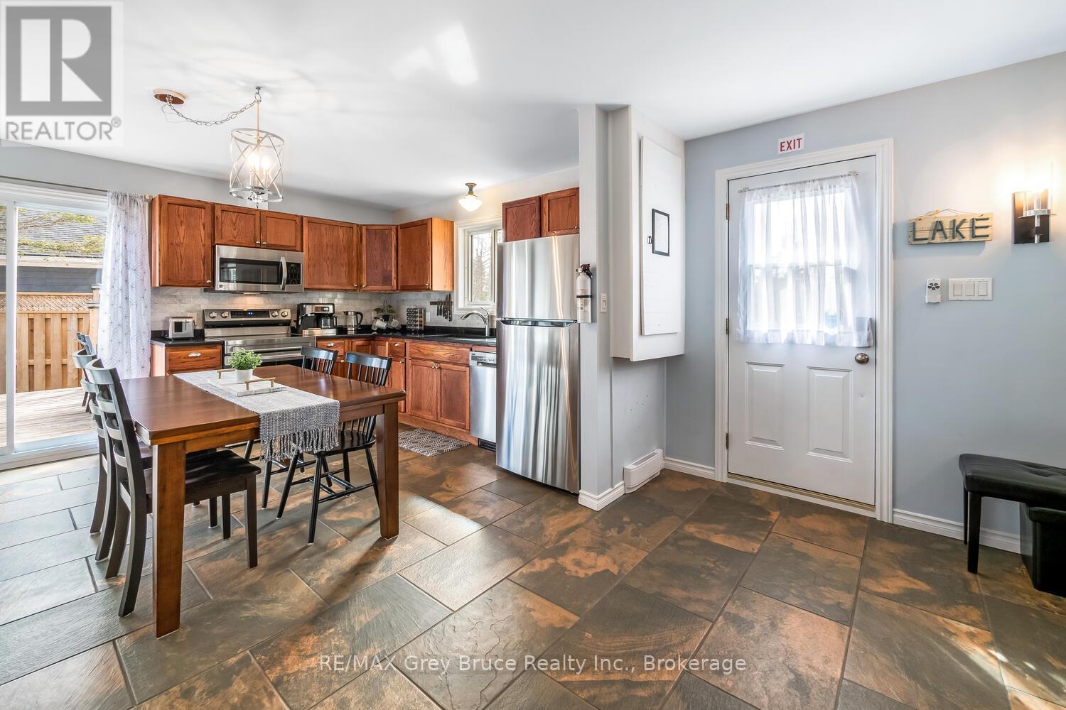 137 Maple Drive, Northern Bruce Peninsula, Ontario N0H 1Z0 - Photo 8 - X12351853