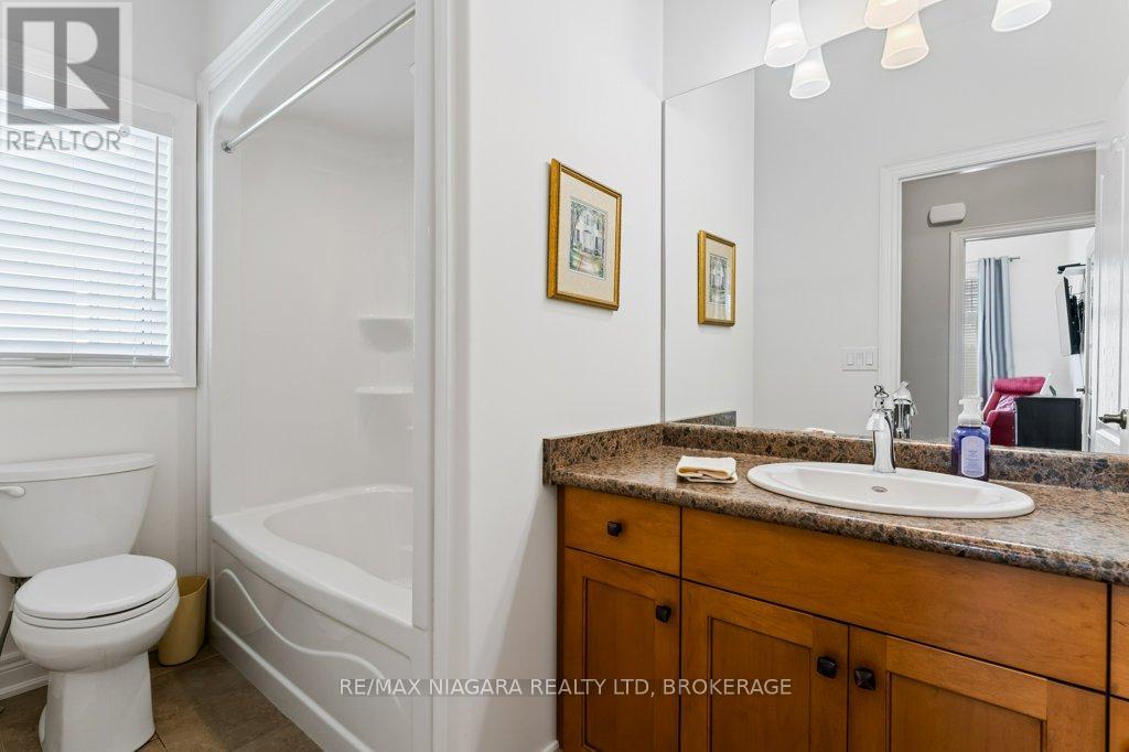 34 Blossom Common, St. Catharines, Ontario  L2M 0B3 - Photo 6 - X12351822