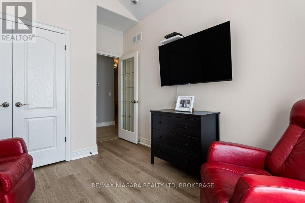 34 Blossom Common, St. Catharines, Ontario  L2M 0B3 - Photo 8 - X12351822