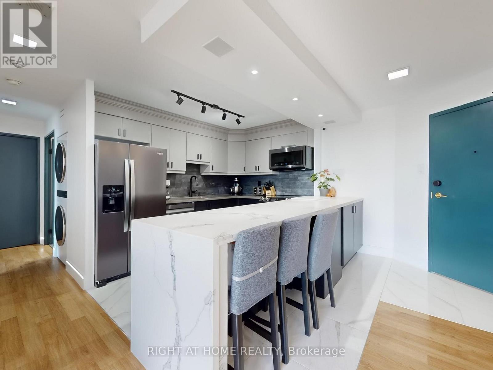 1403 - 4205 Shipp Drive, Mississauga, Ontario L4Z 2Y9 - Photo 1 - W12351856