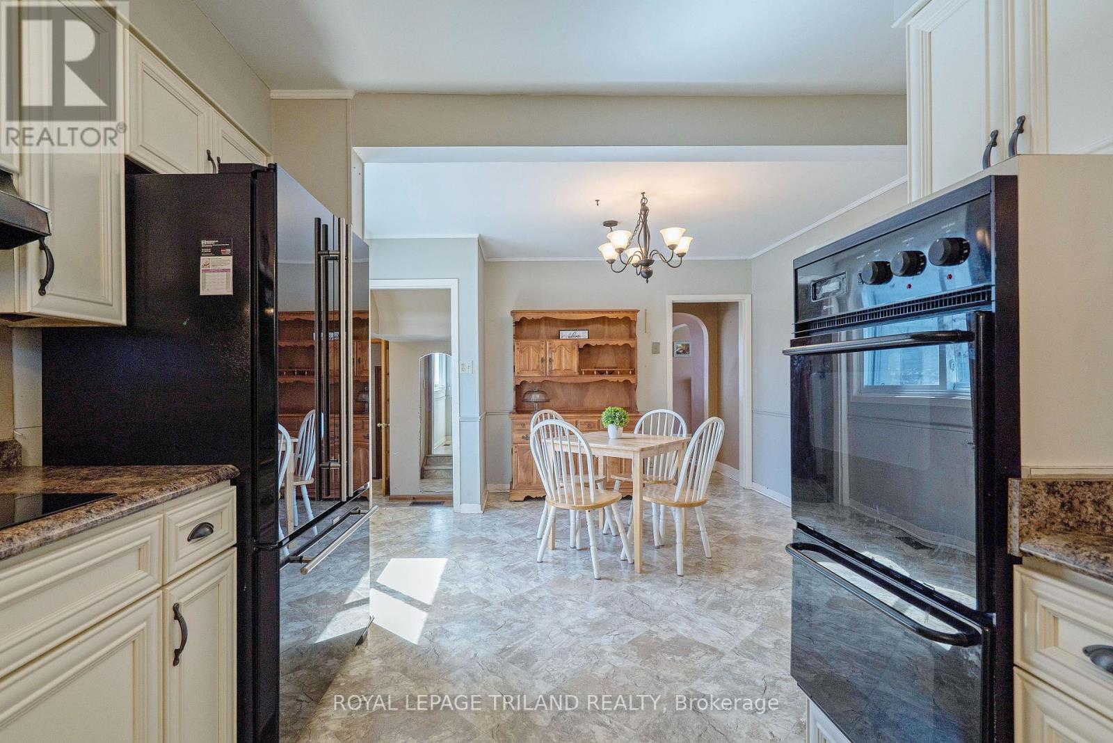 192 Queen Street, West Elgin, Ontario  N0L 2C0 - Photo 14 - X12062508