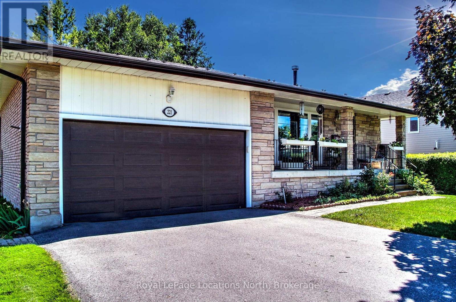 221 John Street, Clearview, Ontario  L0M 1S0 - Photo 4 - S12304584