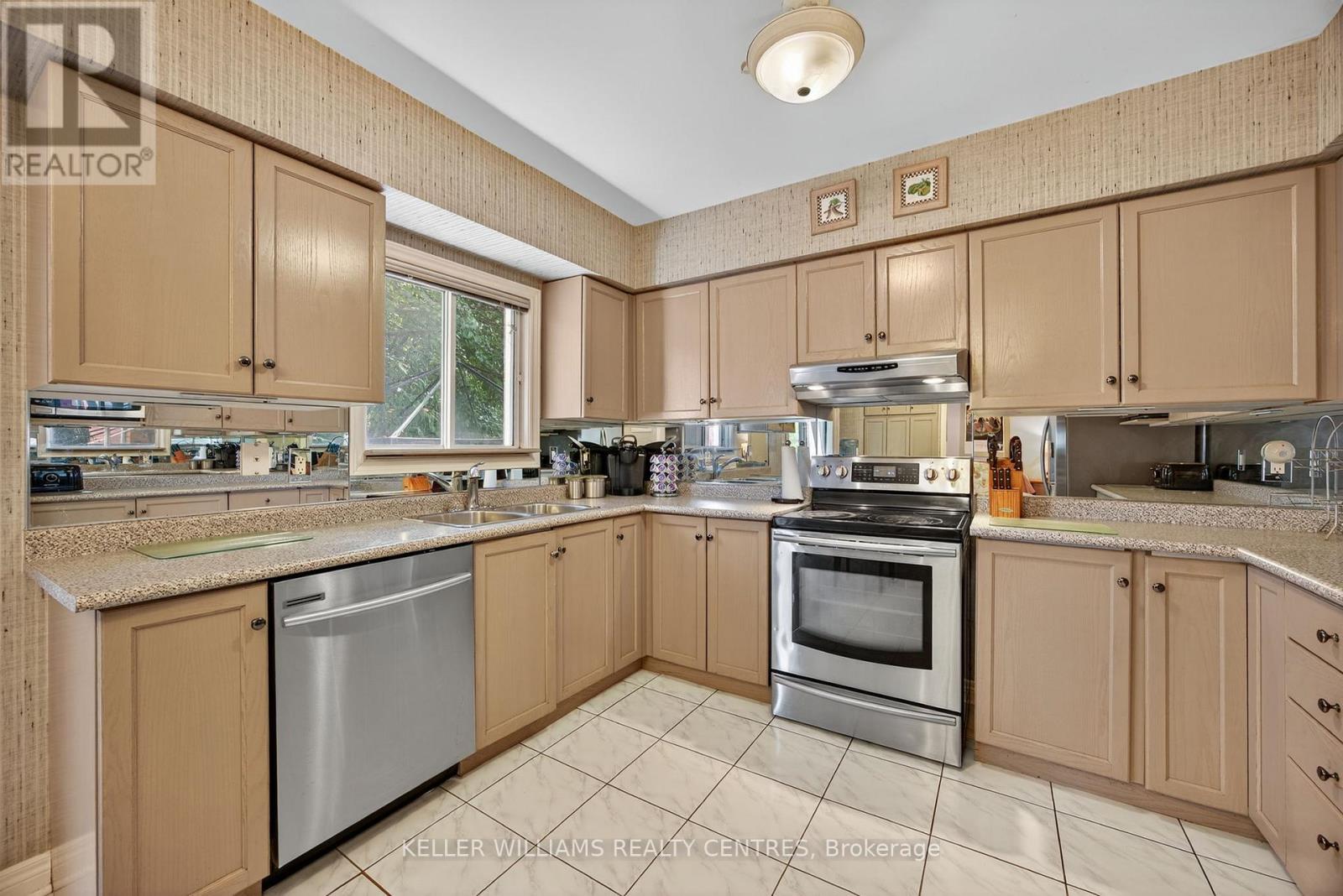 591 Plantation Gate, Newmarket, Ontario  L3X 2C2 - Photo 12 - N12351896