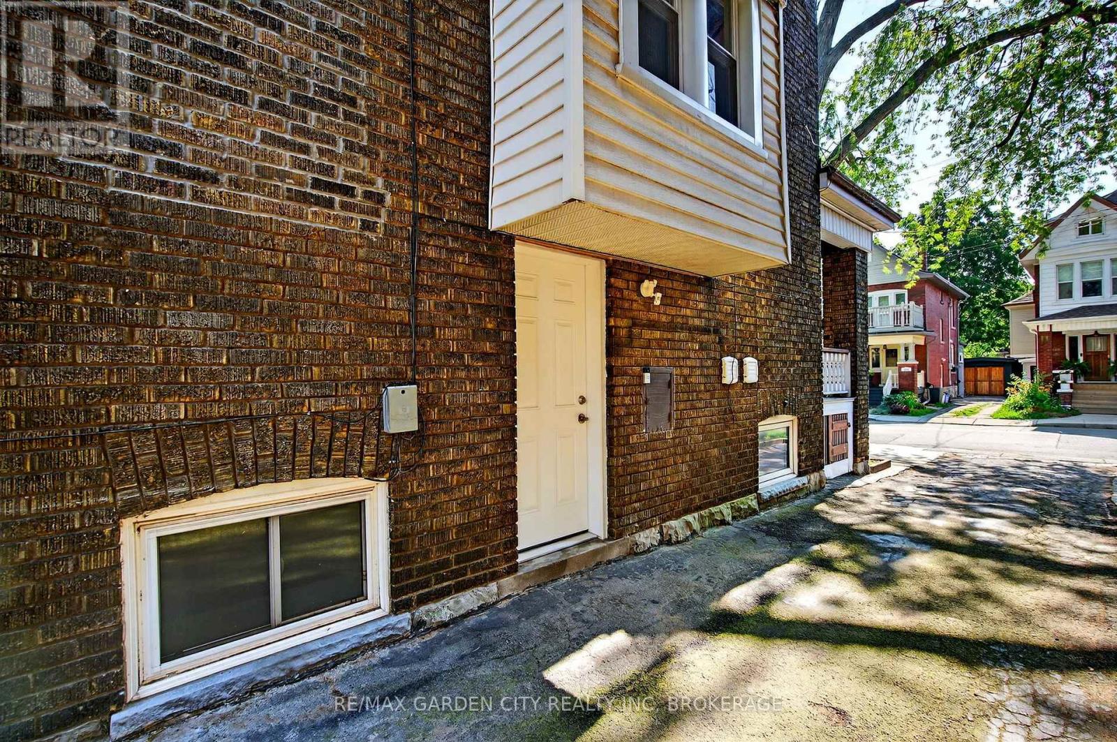 Lower - 104 Carrick Avenue, Hamilton (Stripley), Ontario  L8M 2W6 - Photo 2 - X12352143