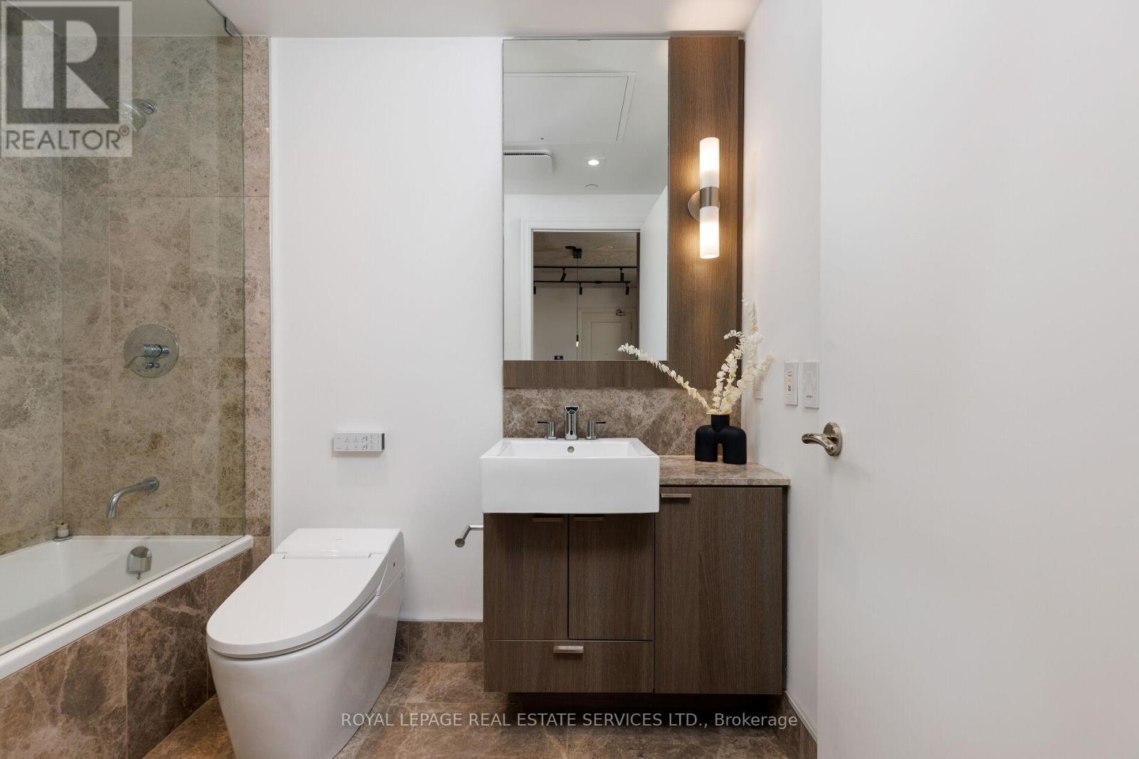 2301 - 88 Blue Jays Way, Toronto, Ontario  M5V 0L7 - Photo 31 - C12352121
