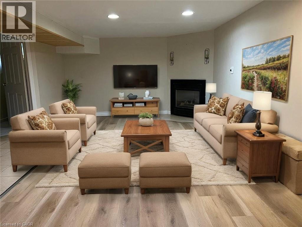 Property at 2232 QUEENSWAY Street image 2