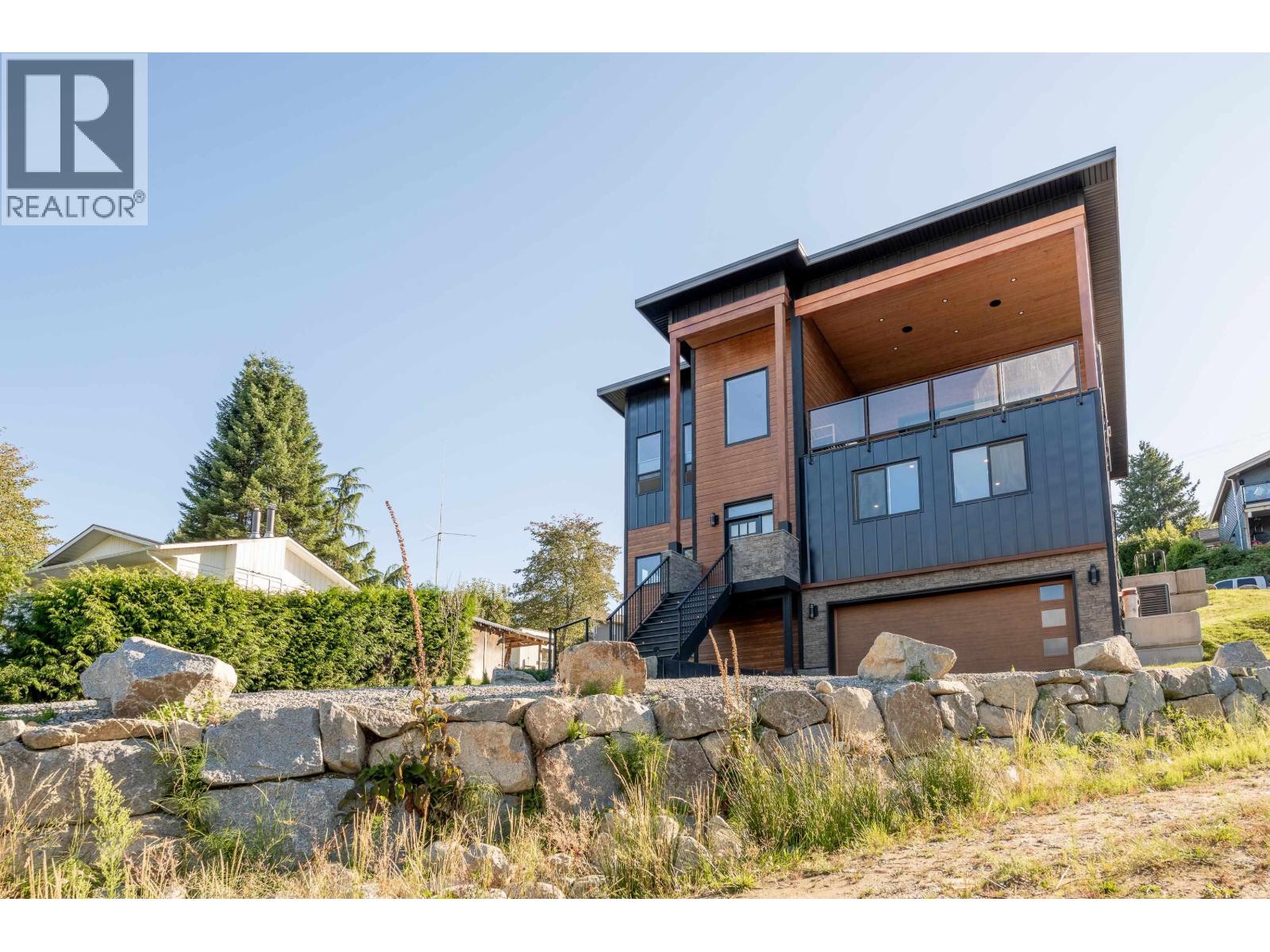 6159 S Gale Avenue, Sechelt, British Columbia  V7Z 0L5 - Photo 2 - R3038377
