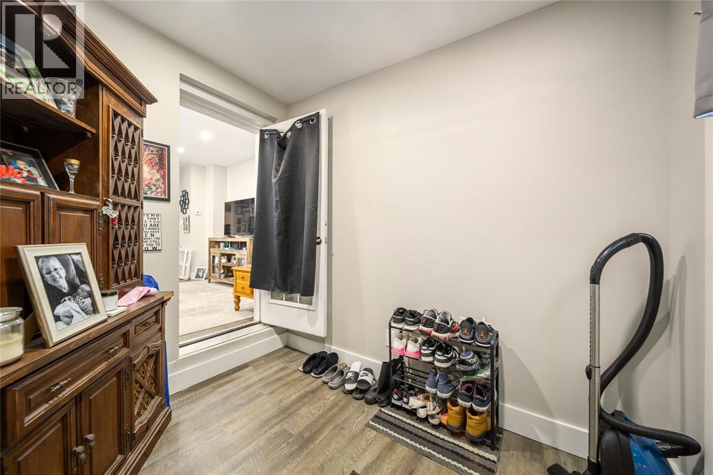 404 Russell Street, Sarnia, Ontario  N7T 3M7 - Photo 3 - 25020286