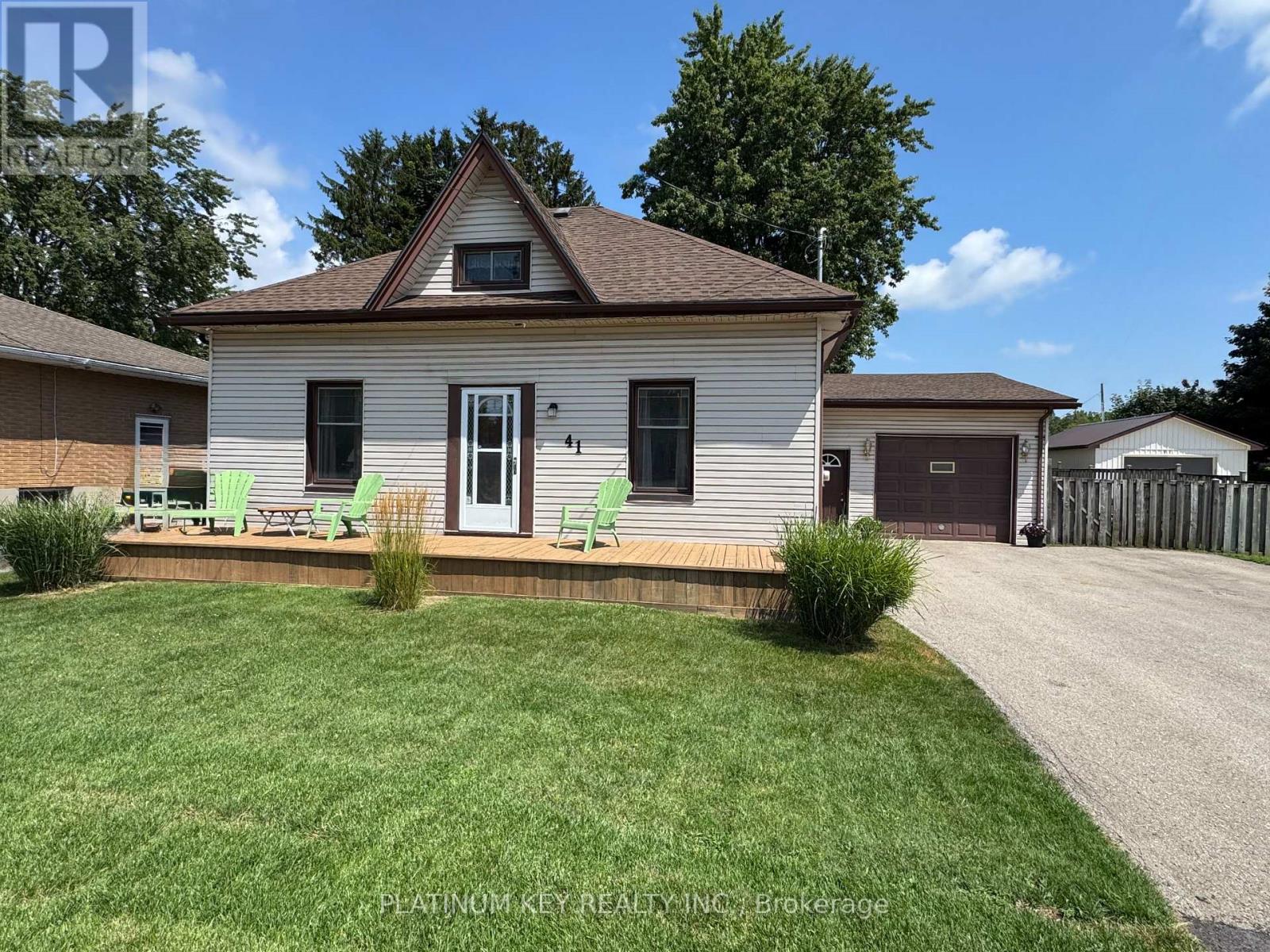41 Queen Street, Strathroy-Caradoc, Ontario  N7G 2H5 - Photo 1 - X12352274