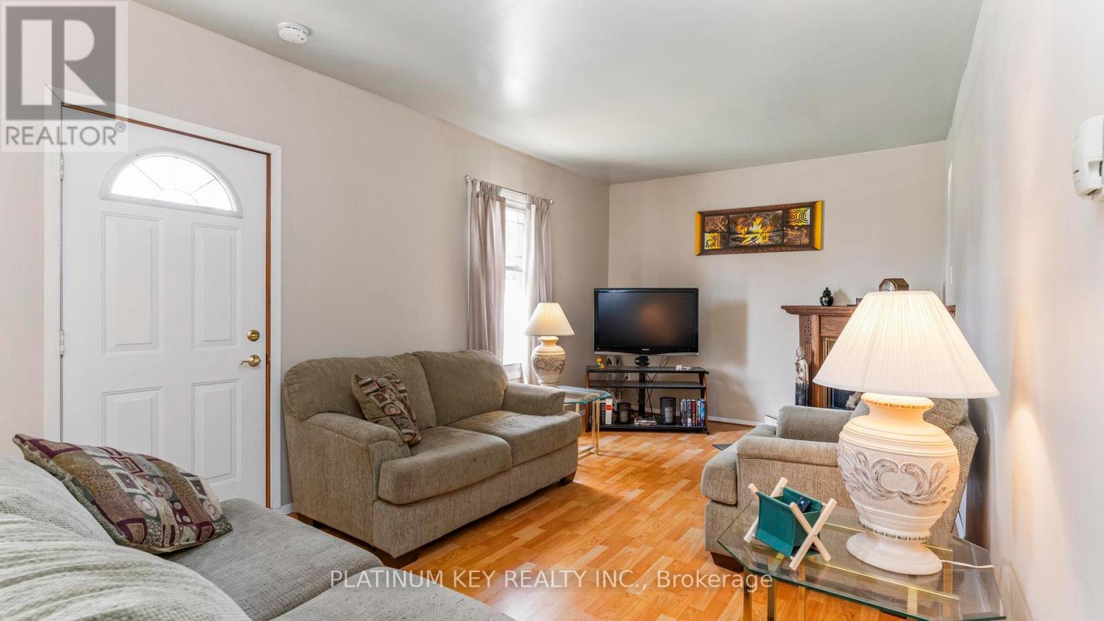 41 Queen Street, Strathroy-Caradoc, Ontario  N7G 2H5 - Photo 3 - X12352274