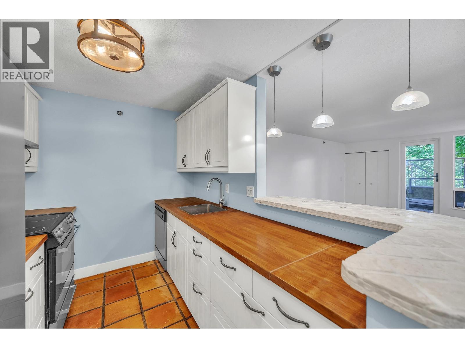 Property at 28 1345 W 4TH AVENUE image 1