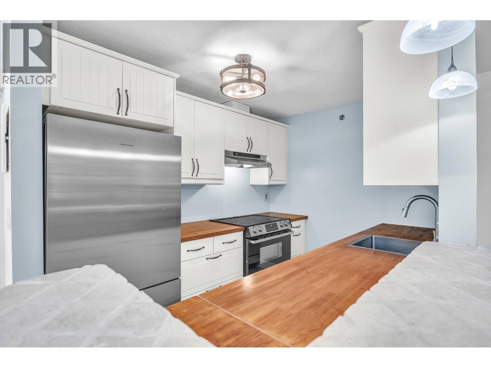 Property at 28 1345 W 4TH AVENUE image 2