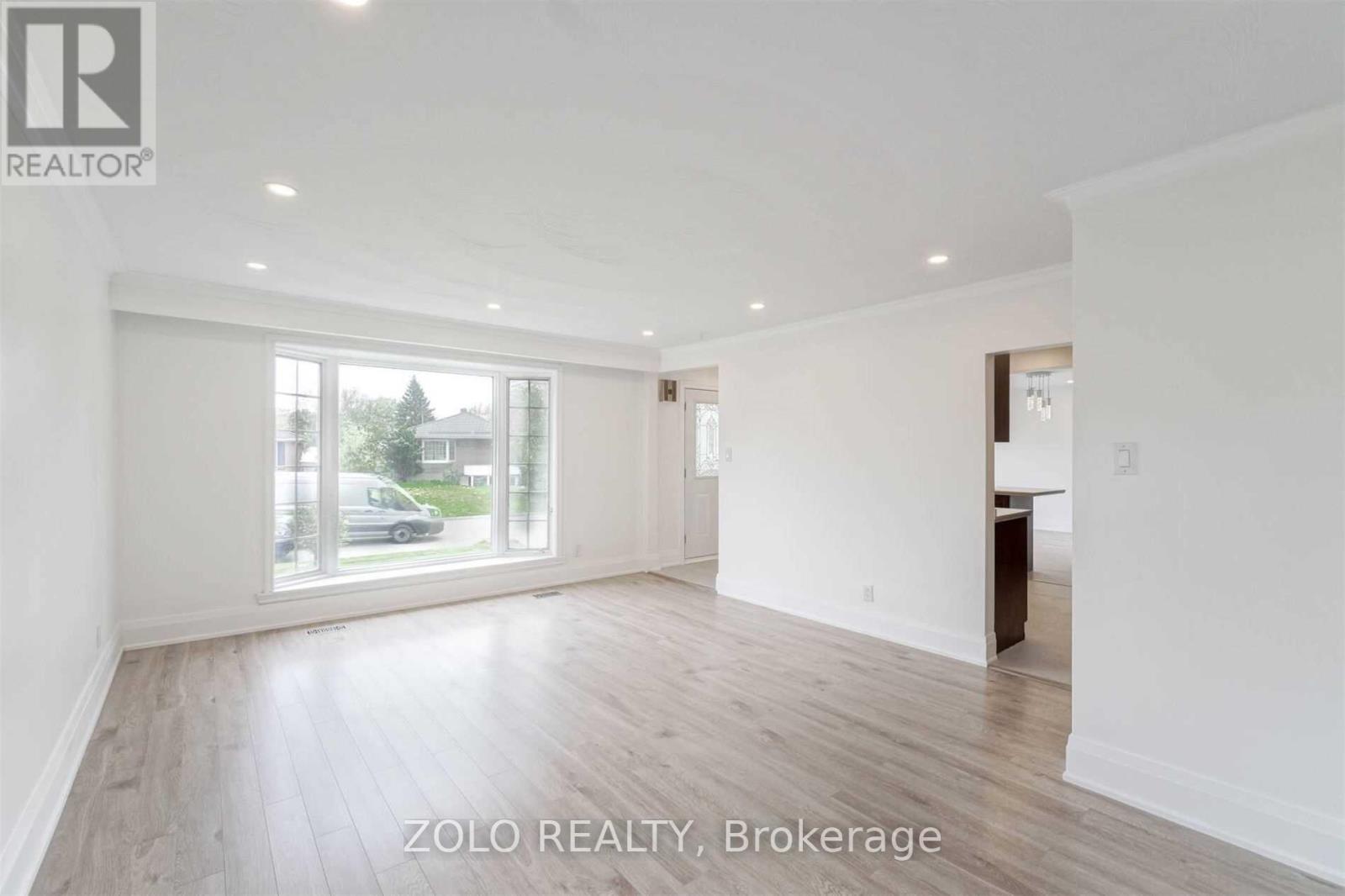 Property at 525 LYNETT CRESCENT image 3