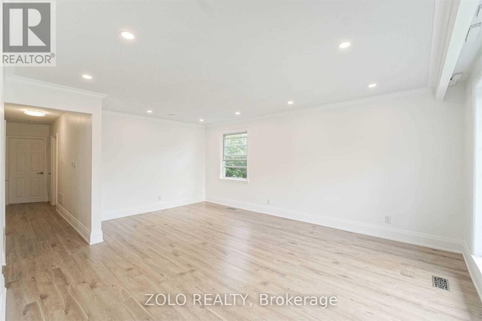 Property at 525 LYNETT CRESCENT image 4