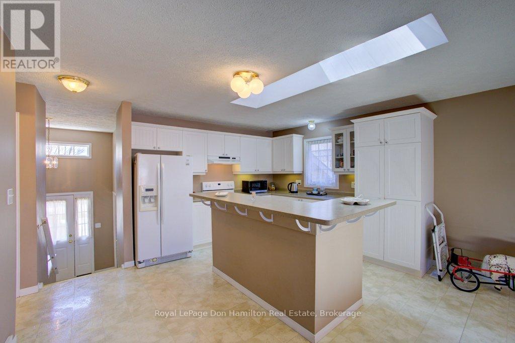 725 Kincaid Street, North Perth, Ontario N4W 3T5 - Photo 6 - X12352302