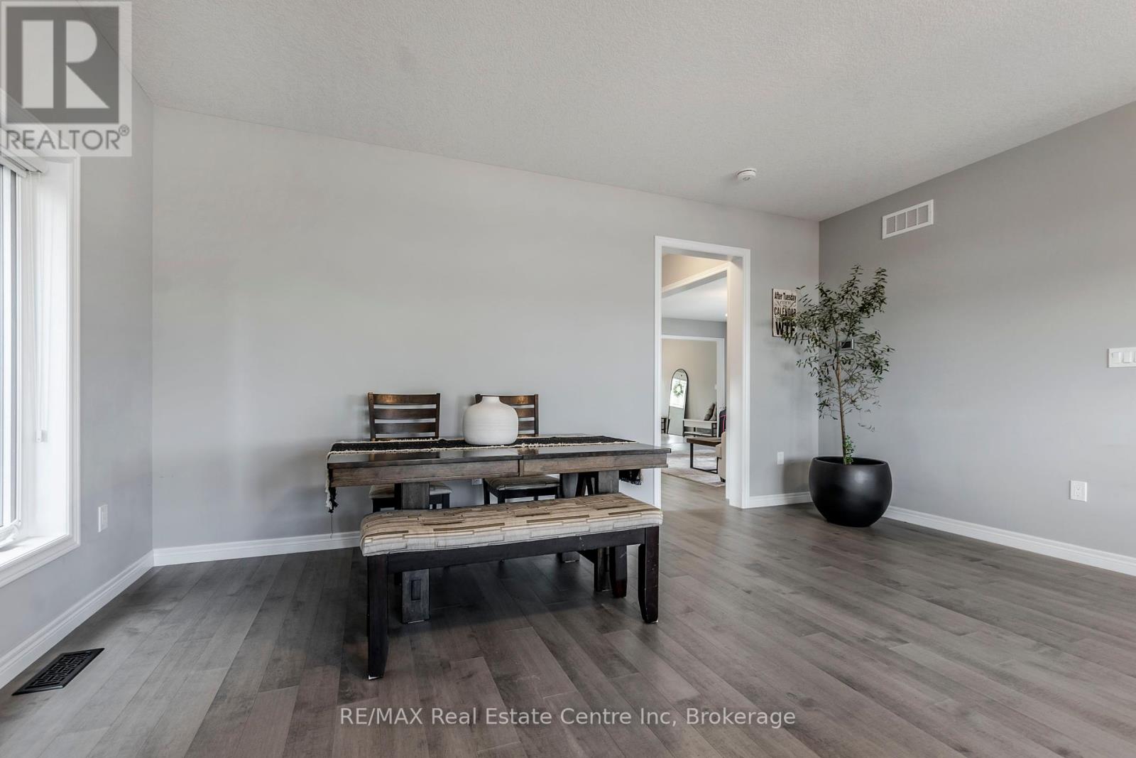 49 Keating Street, Guelph, Ontario N1E 0S2 - Photo 10 - X12352317