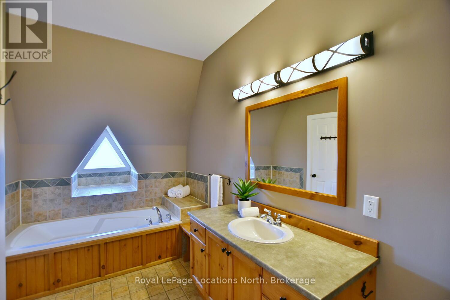 223 - 170 Snowbridge Way, Blue Mountains, Ontario  L9Y 0V2 - Photo 37 - X12352341