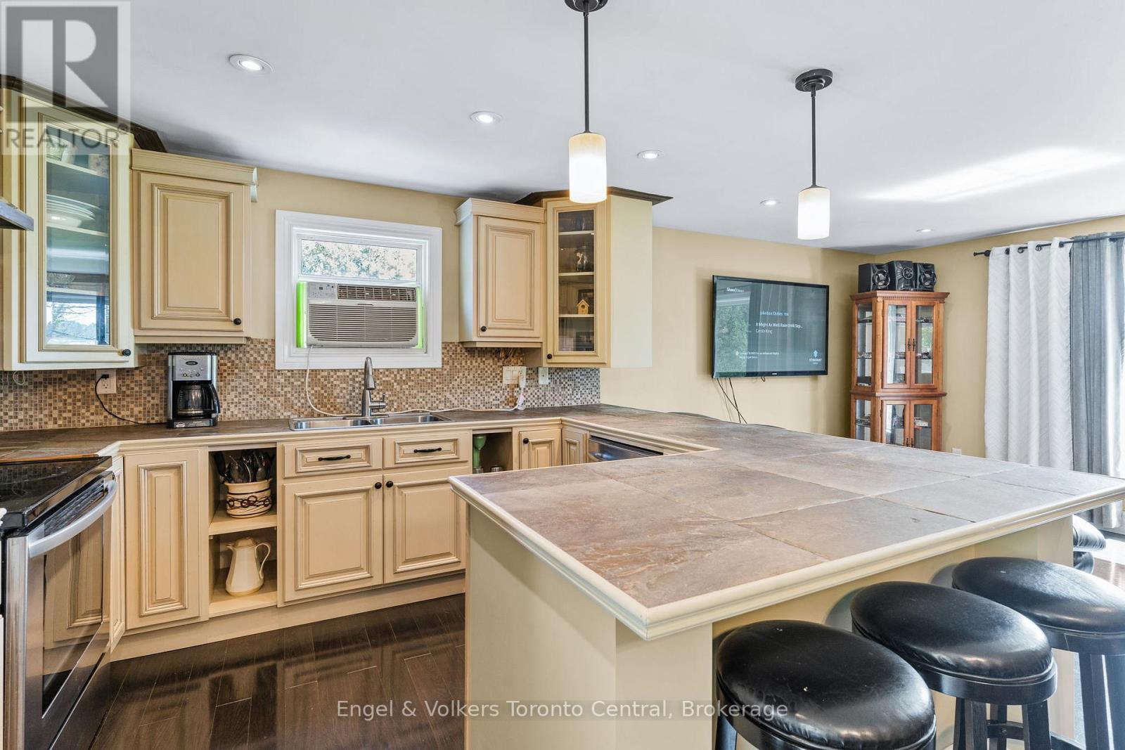 122467 Grey 5 Road, Georgian Bluffs, Ontario N4K 5N5 - Photo 5 - X12352349