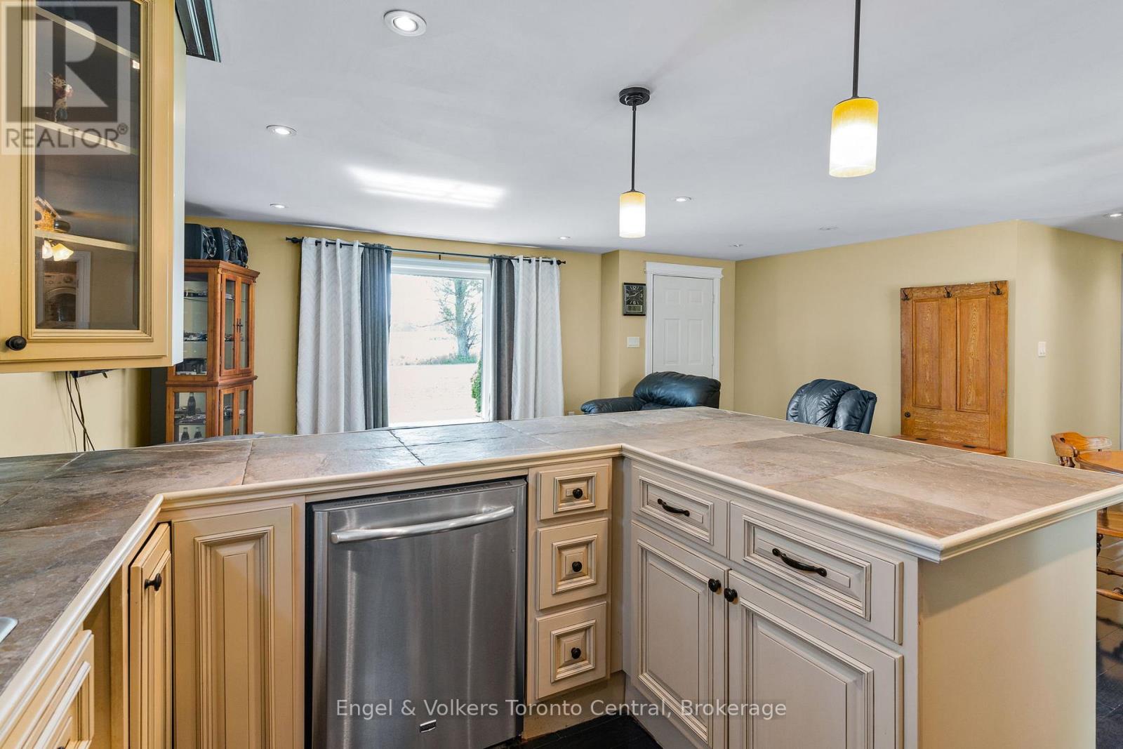 122467 Grey 5 Road, Georgian Bluffs, Ontario N4K 5N5 - Photo 7 - X12352349