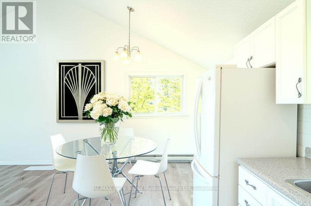 17 Harriet Street, Mckellar, Ontario P0G 1C0 - Photo 6 - X12352386